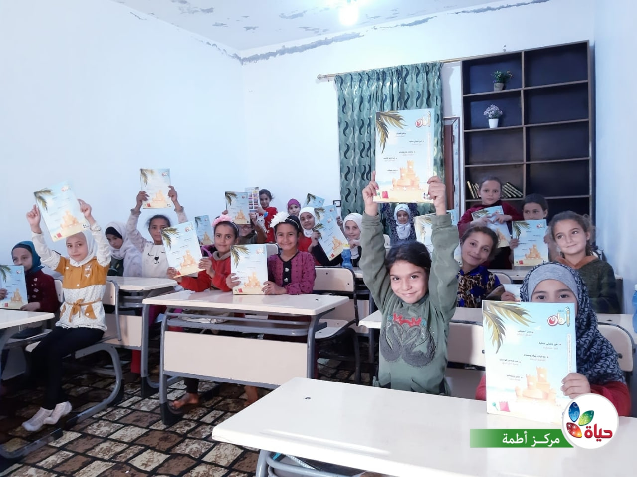 توزيع مجلة ألوان بعددها الجديد في إدلب وأطمة